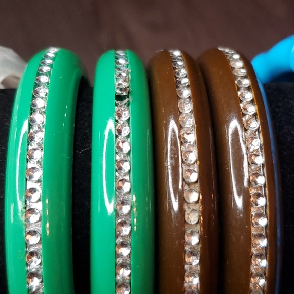 Multiple Color Plastic Bangle Bracelet Set - Picture 8 of 8